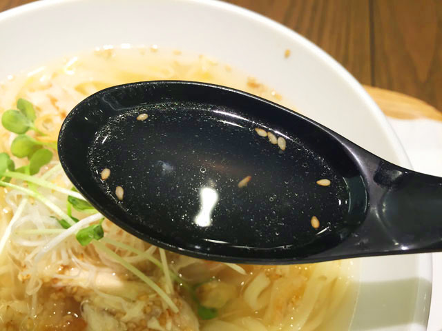 春水堂,チュンスイタン,鶏湯麺(ジータンメン),スープをスプーンですくっている様子